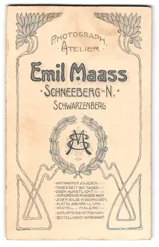 Fotografie Emil Maass, Schneeberg i. Erzg., Monogramm des Fotografen im verzierten Jungendstil Rahmen