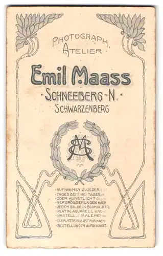 Fotografie Emil Maass, Schneeberg i. Erzg., Anschrift des Ateliers mit Monogramm des Fotografen