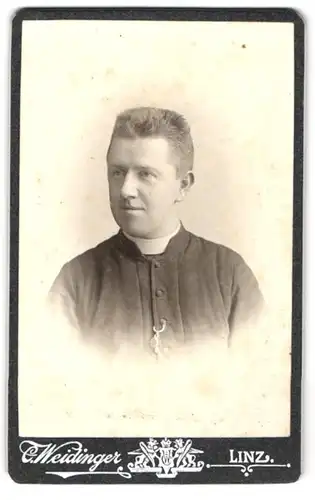 Fotografie C. Weidinger, Linz, Pastor im Talar mit Collar und Anhänger