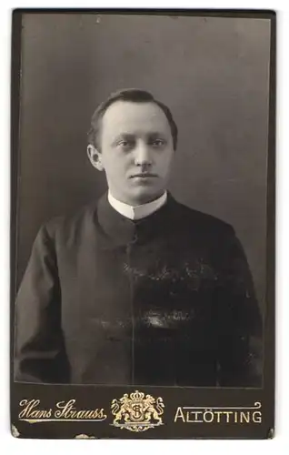 Fotografie Hans Strauss, Altötting, Pastor im Talar mit Collar