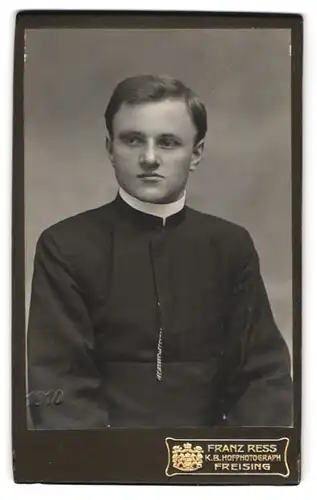 Fotografie Franz Ress, Freising, junger Geistlicher im Talar mit Collar
