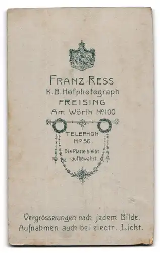 Fotografie Franz Ress, Freising, junger Geistlicher im Talar mit Collar