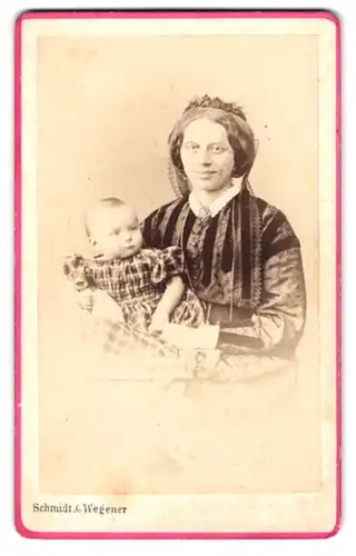 Fotografie Schmidt & Wegener, Kiel, Mutter mit ihrem Kind auf dem Schoss, Mutterglück