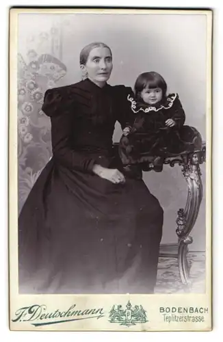 Fotografie F. Deutschmann, Bodenbach, Mutter im dunklen Kleid mit ihrer Tochter im Samtkleid, Mutterglück