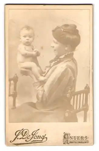 Fotografie J. de Jong, Anvers, belgische Mutter präseniert ihr Kind auf den Händen, Mutterglück