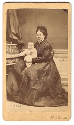 Fotografie Albin Mutterer, Wien, junge Mutter mit ihrem Kleinkind auf dem Schoss, Mutterglück