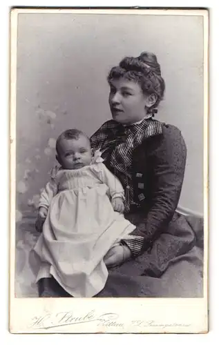 Fotografie H. Strube, Zittau i. Sa., junge Mutter mit ihrem Kind im weissen Kleidchen auf dem Schoss, Mutterglück