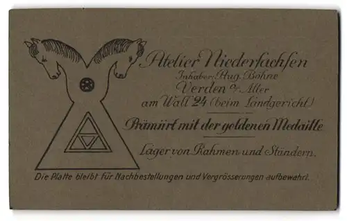 Fotografie Atelier Niedersachsen Aug. Böhne, Verden / Aller, am Wall 24, Wappen des Fotografen mit zwei Pferdeköpfen