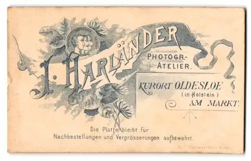 Fotografie J. Harländer, Bad Oldesloe, am Markt, Fotografenname auf Banderole mit Medaille