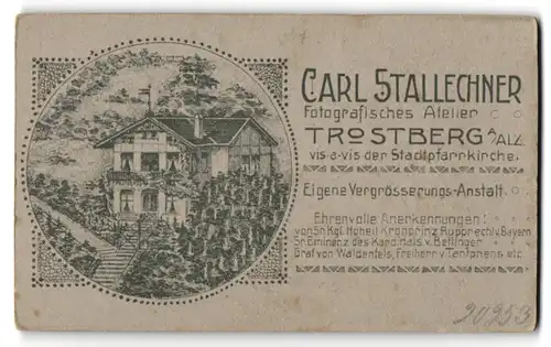 Fotografie Carl Stallechner, Trostberg a. Alz, Ansicht Trostberg a. Alz, das Ateliersgebäude mit Vorgarten