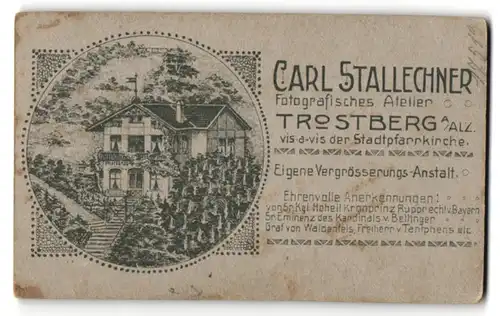 Fotografie Carl Stallechner, Trostberg a. Alz, Ansicht Trostberg a. Alz, das Haus des Ateliers mit Werbeaufschrift