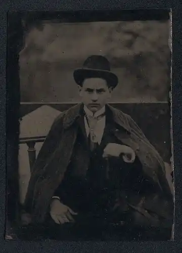 Fotografie Ferrotypie junger Mann Heinrich Flickschuh im Anzug mit Hut und übergeworfener Jacke, Flanierstock