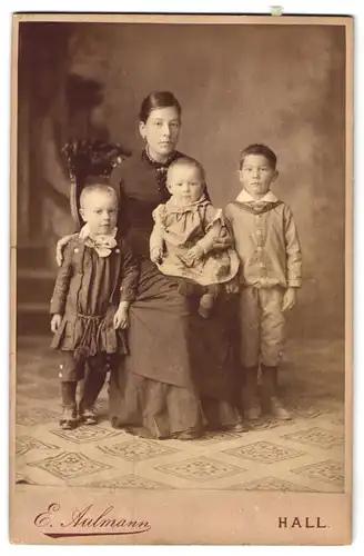 Fotografie E. Aulmann, Hall, junge Mutter mit ihren drei Kindern im Atelier, Mutterglück