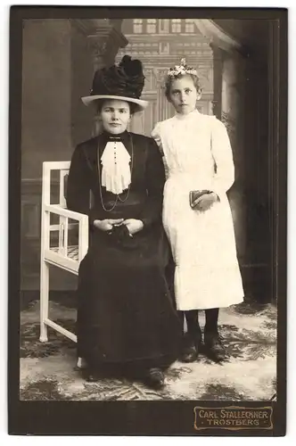 Fotografie Carl Stallechner, Trostberg a. Alz, Mutter im dunklen Kleid nebst Tochter zur Kommunion