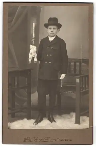 Fotografie Josef Käser, Trostberg a. A., junger Knabe im Anzug mit Kerze und Rosenkranz