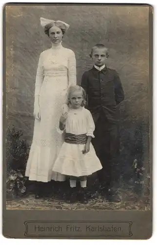 Fotografie Heinrich fritz, Karlshafen, grosse Schwester mit ihren kleineren Geschwistern