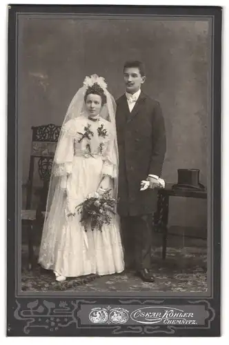 Fotografie Oskar Köhler, Chemnitz, sächsisches Brautpaar im Hochzeitskleid und Anzug nebst Zylinder