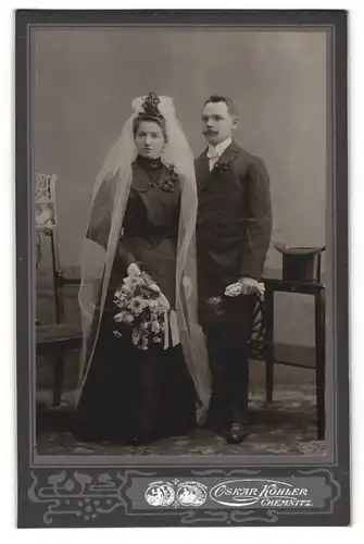 Fotografie Oskar Köhler, Chemnitz, Brautpaar im schwarzen Hochzeitskleid und Anzug mit Schleier und Zylinder