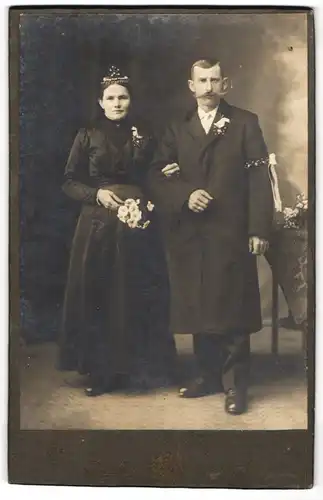 Fotografie Hans Strauss, Altötting, Eheleute im schwarzen Brautkleid und im Anzug