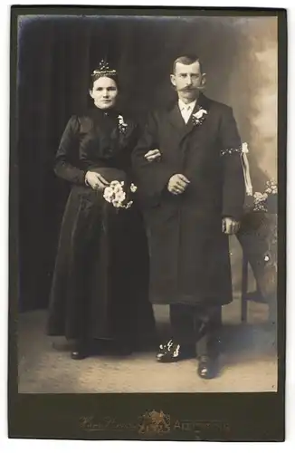 Fotografie Hans Strauss, Altötting, bayerisches Brautpaar im schwarzen Hochzeitskleid und im Anzug, Brautstrauss
