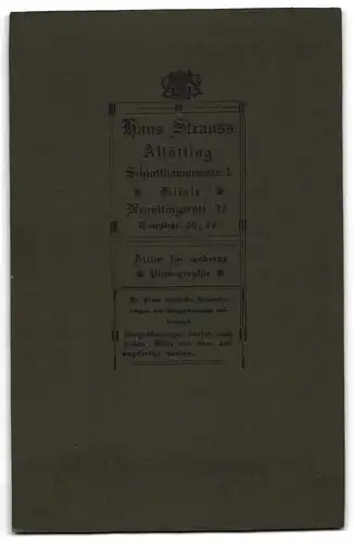 Fotografie Hans Strauss, Altötting, bayerisches Brautpaar im schwarzen Hochzeitskleid und im Anzug, Brautstrauss