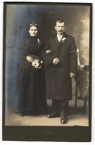 Fotografie Hans Strauss, Altötting, Eheleute im Anzug und im schwarzen Brautkleid mit Brautstrauss