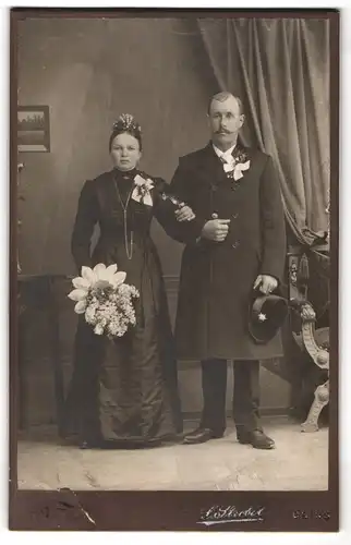 Fotografie L. Strobel, Obing, Ehepaar im schwarzen Brautkleid und im Anzug, Brautstrauss
