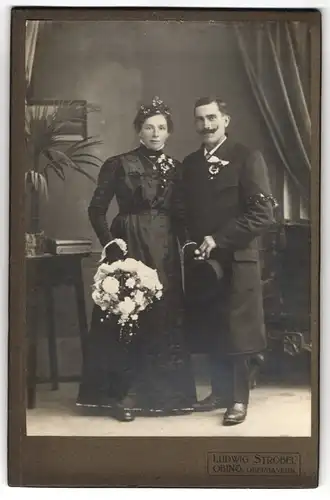 Fotografie Ludwig Strobel, Obing, Hochzeitspaar im schwarzen Brautkleid und im Anzug mit Zylinder