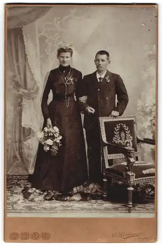 Fotografie C. Hirsbrunner, Luzern, Ehepaar im schwarzen Brautkleid und Anzug posiert im Atelier