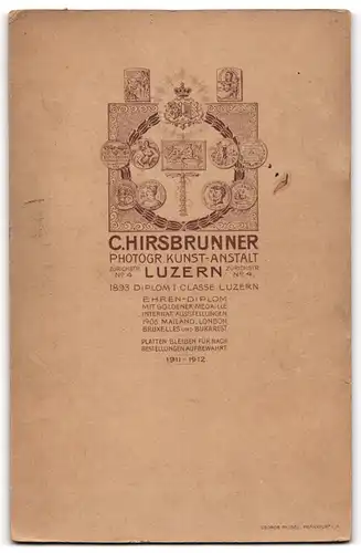 Fotografie C. Hirsbrunner, Luzern, Ehepaar im schwarzen Brautkleid und Anzug posiert im Atelier