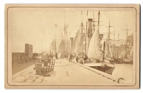Fotografie Chr. Wismer, Helsingör, Ansicht Helsingör, Schiffe an der Quaimauer im Hafen