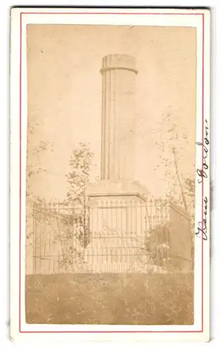 Fotografie unbekannter Fotograf, Ansicht Genappe, Alexander Gordon Monument aus der Schlacht um Waterloo