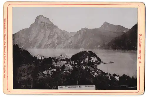 Fotografie Stengel & Markert, Dresden, Ansicht Traunkirchen / Salzkammergut, Ortsansicht mit Traunstein