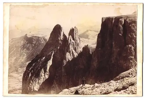 Fotografie unbekannter Fotograf, Ansicht Kastelruth, Bergsteiger an der Santnerspitze