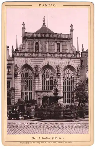 Fotografie R. Th. Kuhn, Danzig, Ansicht Danzig - Gdansk, Brunnen vor dem Artushof / Börse
