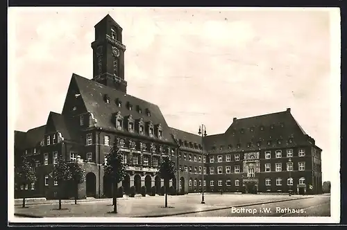 AK Bottrop i. W., Strassenpartie am Rathaus