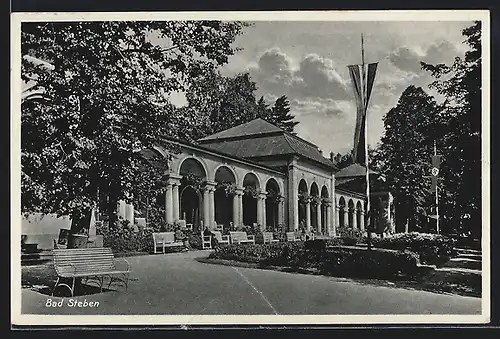 AK Bad Steben, Partie im Park vor Säulengang, unter der flagge