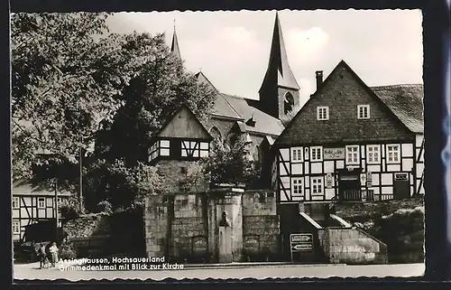 AK Assinghausen /Hochsauerland, Grimmedenkmal mit Blick zur Kirche