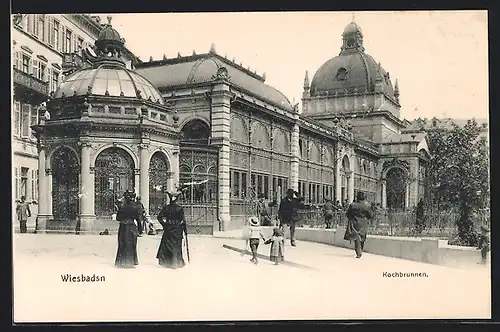 AK Wiesbaden, Passanten am Kochbrunnen