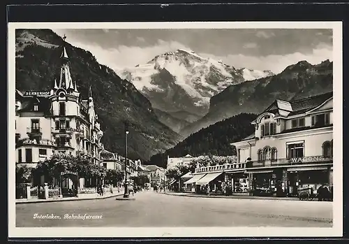 AK Interlaken, Bahnhofstrasse mit Hotel Bernerhof