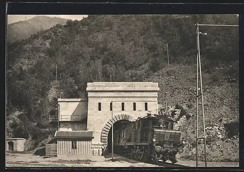 AK Simplon, La sortie du Tunnel du Simplon a Brigue, schweizer Eisenbahn