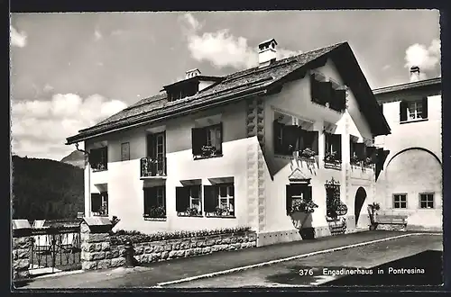 AK Pontresina, Engadinerhaus mit Blumen