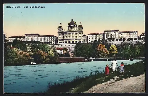 AK Bern, Uferpartie am Bundeshaus, drei Kinder am Wasser