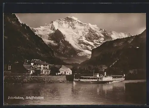 AK Interlaken, Schiffstation mit Dampfer Beatus gegen Bergmassiv