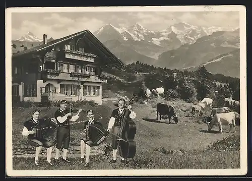 AK Biel, Folkloregruppe Moserbuebe und weidende Kühe vor Bauernhaus