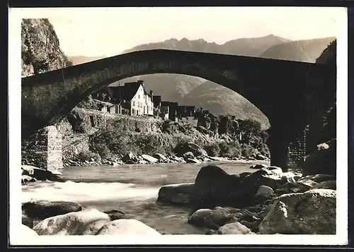 AK Bignasco / Valle Maggia, Blick durch die alte Brücke zum Ort