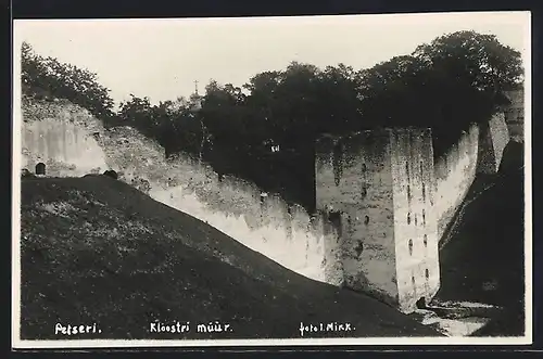 AK Petseri, An der Klostermauer
