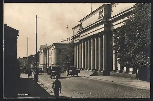 AK Helsinki, Strassenpartie mit grossem Gebäude