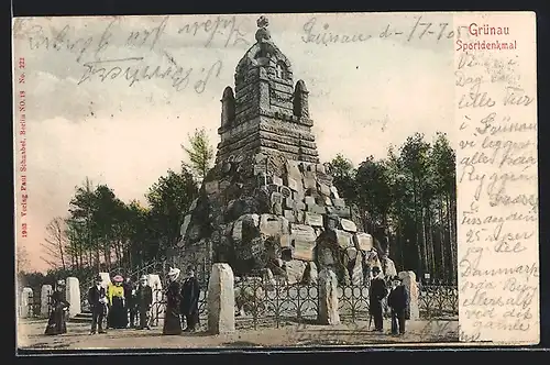 AK Berlin-Grünau, Besucher am Sportdenkmal