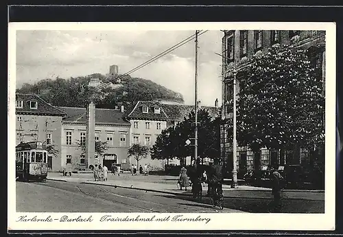 AK Karlsruhe-Durlach, Traindenkmal mit Turmberg und Strassenbahn